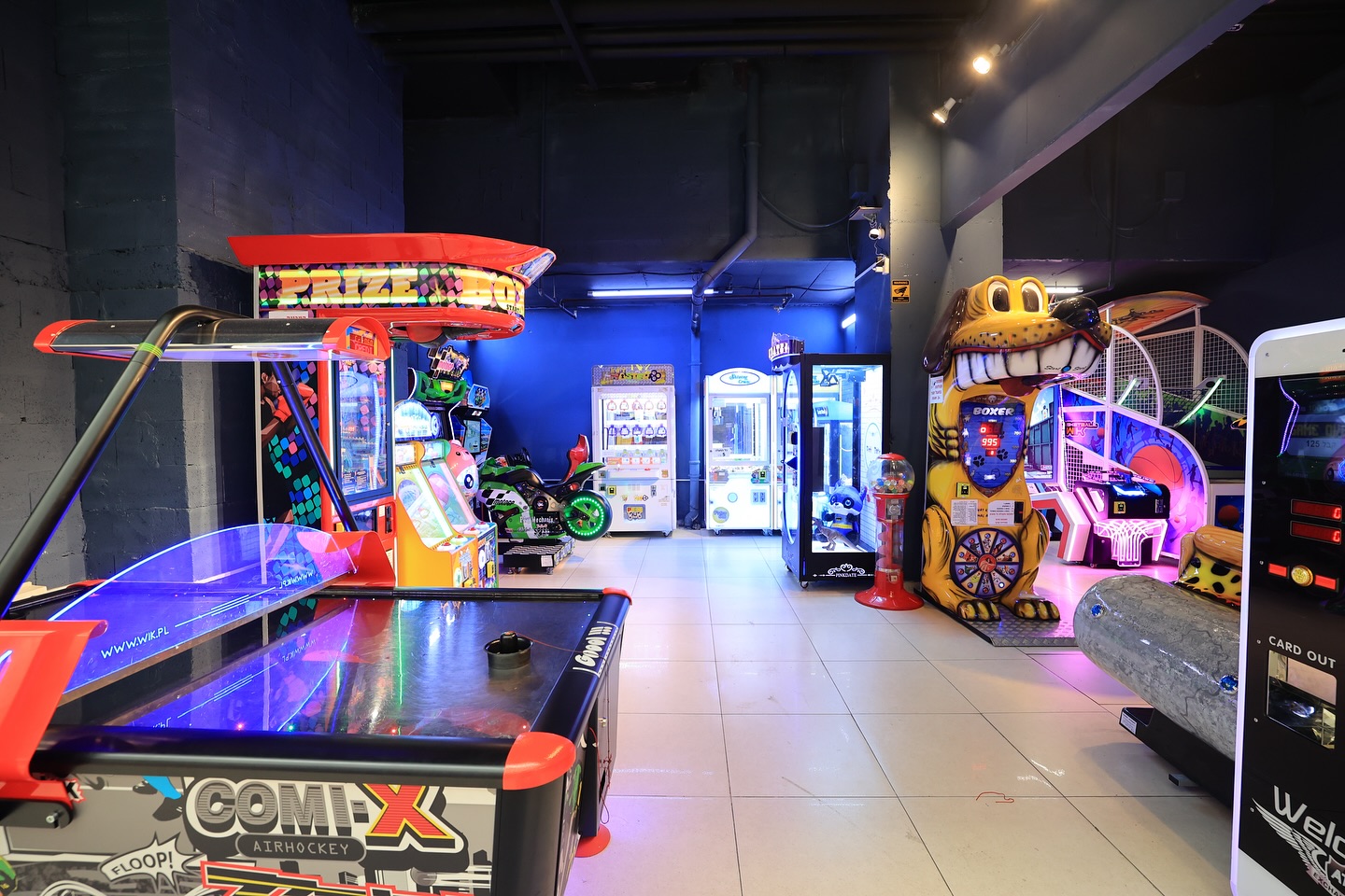 ילדים חוגגים יום הולדת במשחקיית GAME OVER